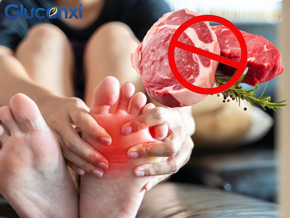 Người mắc bệnh gout nên tránh tiêu thụ thực phẩm giàu purin như thịt đỏ, hải sản, nội tạng động vật và đồ ăn chế biến sẵn làm tăng lượng axit uric trong máu