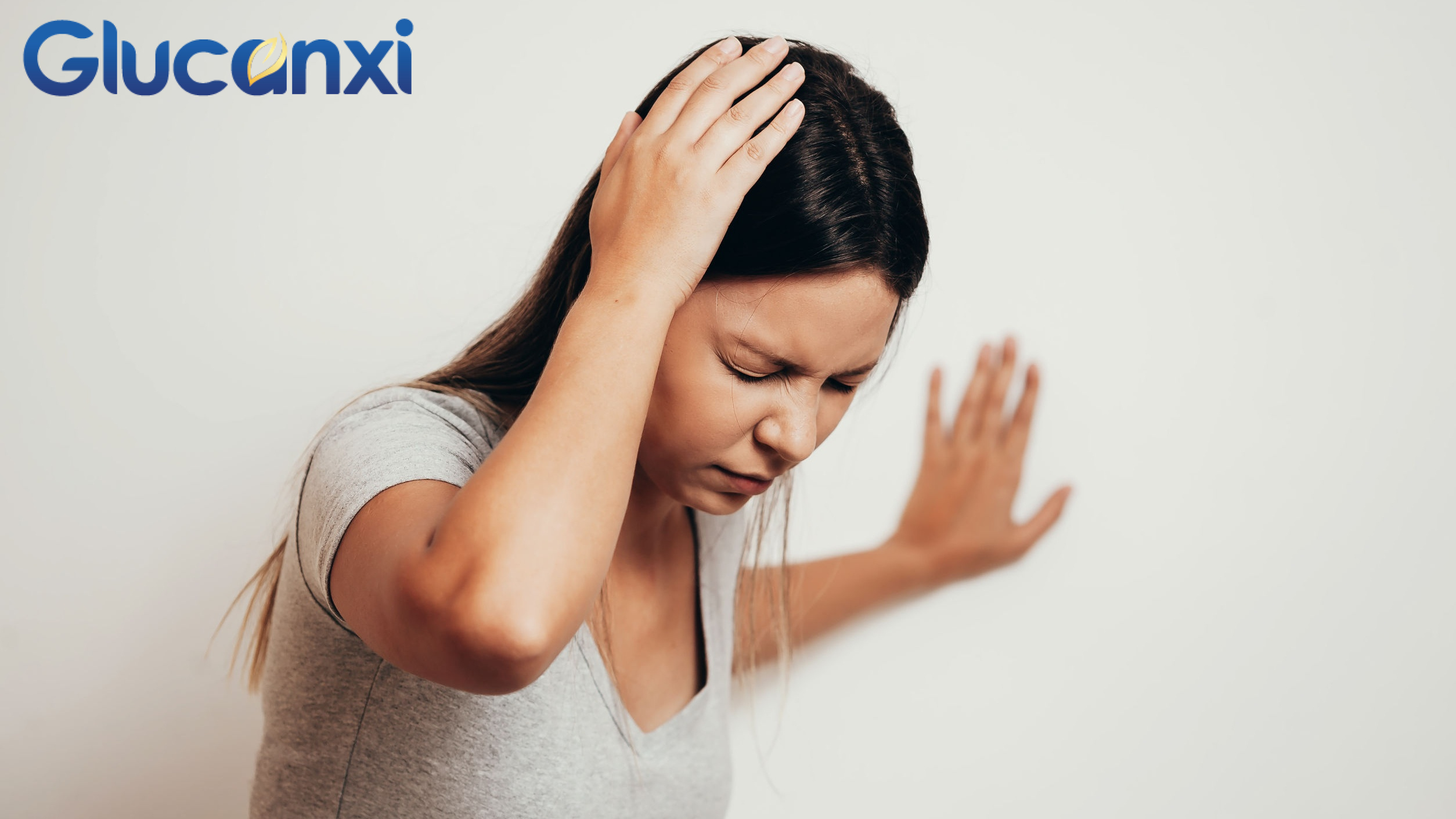 Thoái hóa đốt sống cổ có thể chèn ép động mạch đốt sống, làm giảm lượng máu cung cấp cho não, gây chóng mặt, mất thăng bằng hoặc mờ mắt.