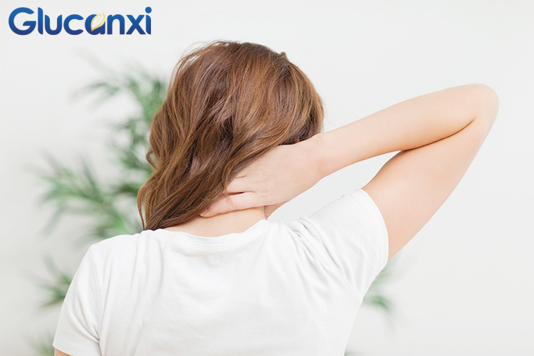Thoái hóa đốt sống cổ thường phát triển từ từ, với các triệu chứng ban đầu có thể nhẹ và dễ nhầm lẫn với mỏi cơ thông thường